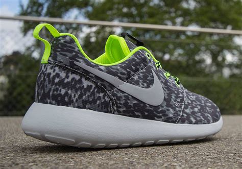 nike roshe run women grey.